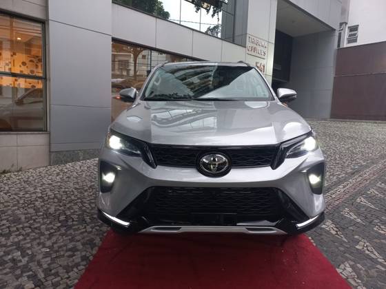 TOYOTA HILUX SW4 2.8 D-4D TURBO DIESEL SRX PLATINUM 7L 4X4 AUTOMÁTICO